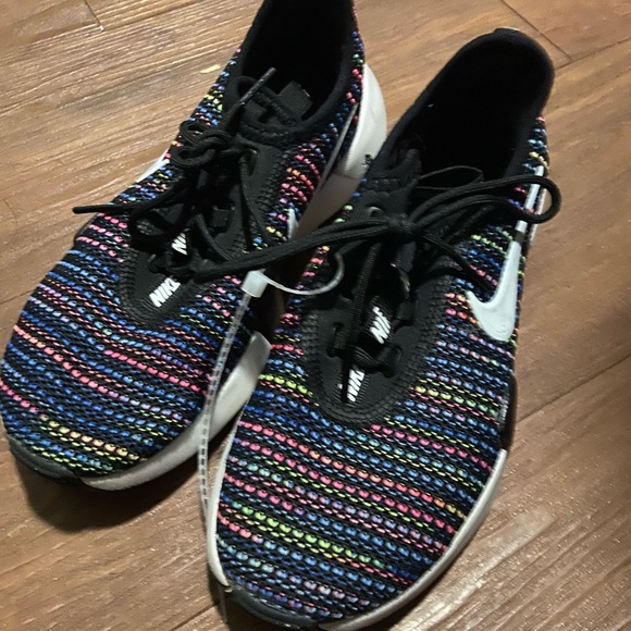 Nike girls running shoes - Picture 2 of 3